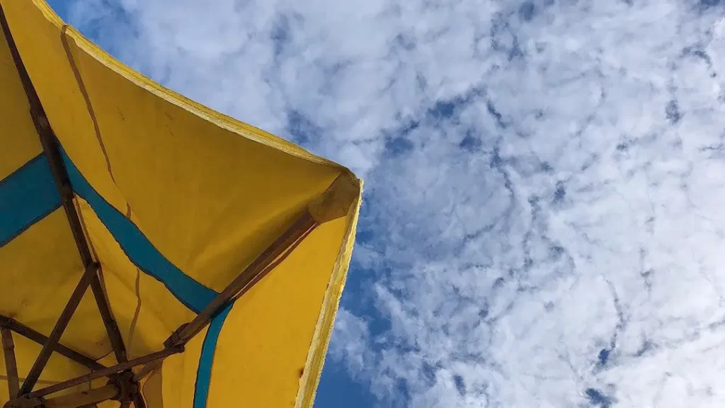 parasol drogen in de lucht